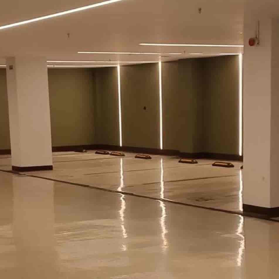 اجرای اپوکسی کف، خط کشی پارکینگ، ضربه گیر و استاپر شماره دار پروژه رویال پارک ۵